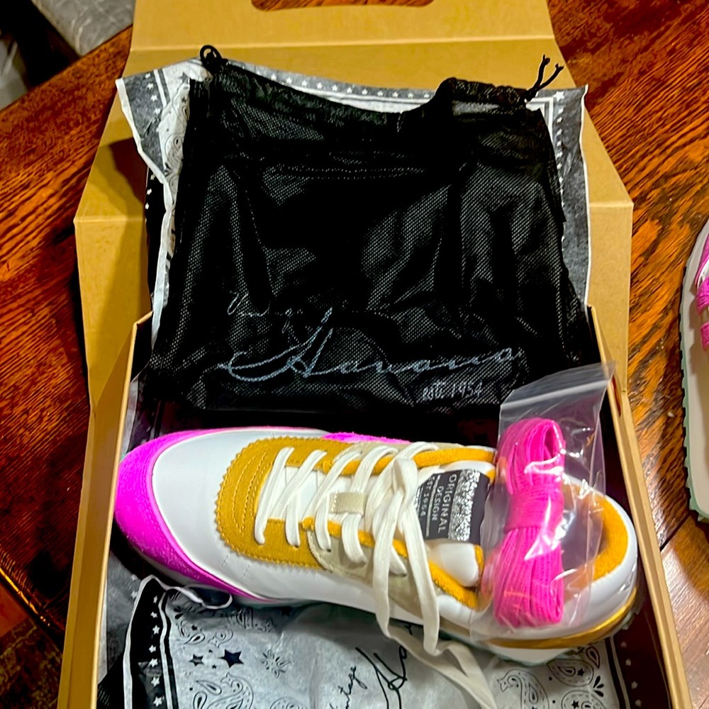 Vintage Havana Cosmic tennis shoes. Size 9